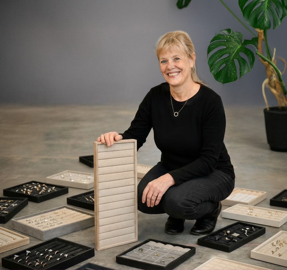 Book et besøg af Gitte og få professionel rådgivning om bakker og materialer, der passer perfekt til din butik.